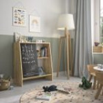 Meuble de rangement pour enfants avec tableau noir.