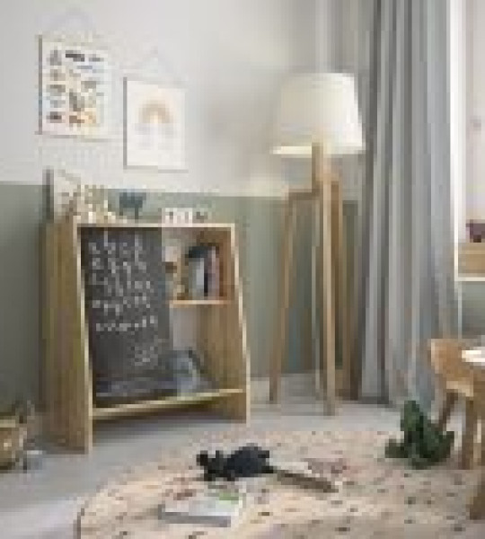 Meuble de rangement pour enfants avec tableau noir.